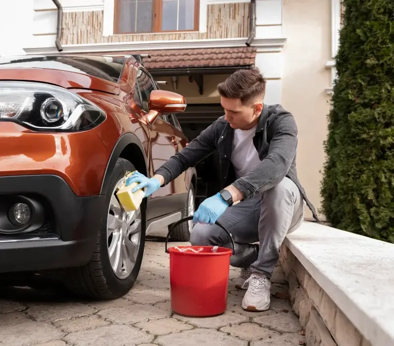Lavage auto à domicile Saint-Contest : professionnel intervenant sur un véhicule